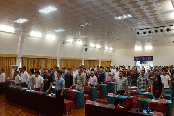 來(lái)自大澤鎮(zhèn)近百家紅木家具企業(yè)代表參會(huì) 來(lái)自大澤鎮(zhèn)近百家紅木家具企業(yè)代表參會(huì)