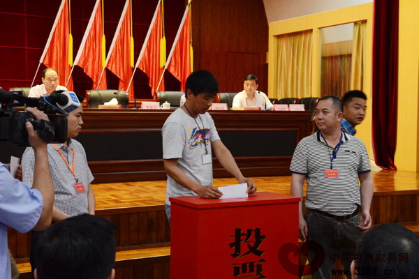 大澤紅木協(xié)會(huì)理事會(huì)正副會(huì)長(zhǎng)及理事通過投票產(chǎn)生 大澤紅木協(xié)會(huì)理事會(huì)正副會(huì)長(zhǎng)及理事通過投票產(chǎn)生