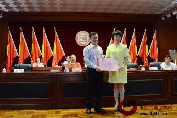 雄業(yè)家具董事長(zhǎng)鐘超雄當(dāng)選為大澤紅木協(xié)會(huì)首屆理事會(huì)會(huì)長(zhǎng) 雄業(yè)家具董事長(zhǎng)鐘超雄當(dāng)選為大澤紅木協(xié)會(huì)首屆理事會(huì)會(huì)長(zhǎng)