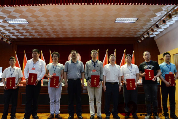 大會(huì)給大澤紅木協(xié)會(huì)首屆理事會(huì)副會(huì)長(zhǎng)頒發(fā)當(dāng)選證書 大會(huì)給大澤紅木協(xié)會(huì)首屆理事會(huì)副會(huì)長(zhǎng)頒發(fā)當(dāng)選證書