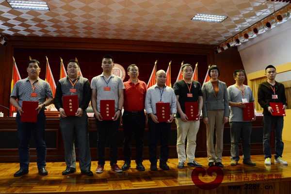 大會(huì)給大澤紅木協(xié)會(huì)首屆理事會(huì)副會(huì)長(zhǎng)頒發(fā)當(dāng)選證書 大會(huì)給大澤紅木協(xié)會(huì)首屆理事會(huì)副會(huì)長(zhǎng)頒發(fā)當(dāng)選證書