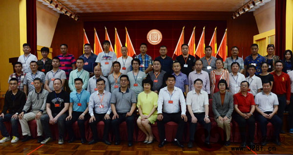 大澤紅木協(xié)會(huì)理事會(huì)全體成員在成立大會(huì)結(jié)束后合影留念 大澤紅木協(xié)會(huì)理事會(huì)全體成員在成立大會(huì)結(jié)束后合影留念