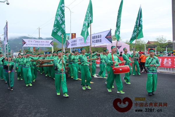 “橫馬”跑道上的卓木王紅木“綠巨人”方陣 “橫馬”跑道上的卓木王紅木“綠巨人”方陣