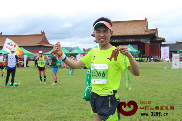 選手拿著刻有自己名字的獎(jiǎng)牌 選手拿著刻有自己名字的獎(jiǎng)牌