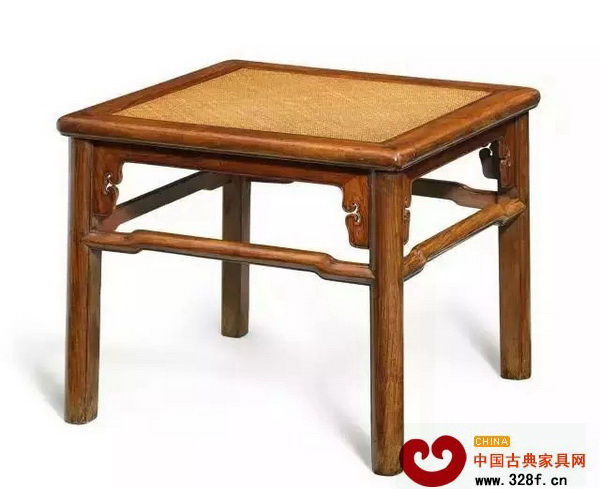 Lot 114 晚明 黃花梨云紋牙頭方凳