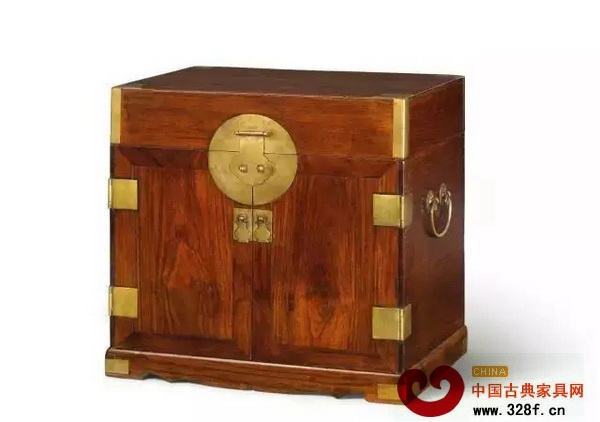 Lot 112 明末/清初 黃花梨官皮箱