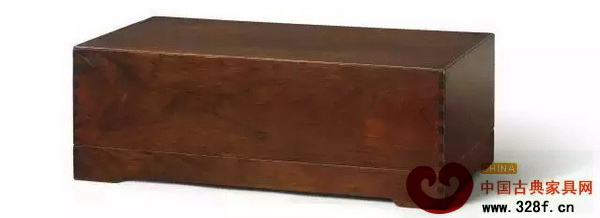 Lot 111 明末/清初 黃花梨長方箱