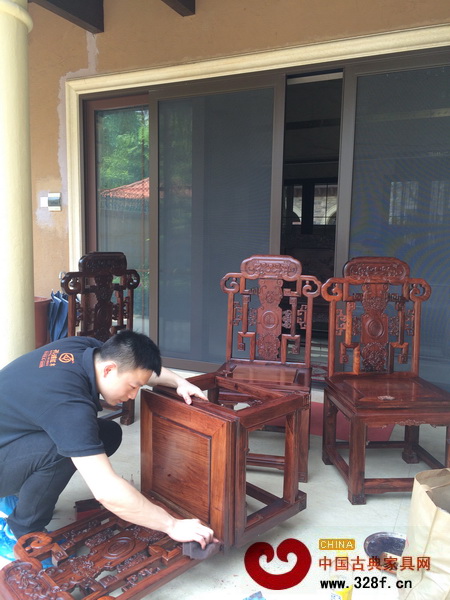 孔連紅木服務(wù)團隊正在為客戶家中紅木家具進行保養(yǎng)