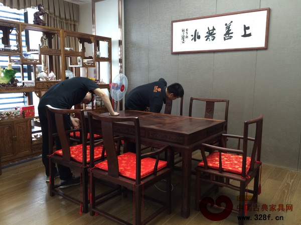 孔連紅木服務(wù)團隊在客戶公司為紅木家具進行保養(yǎng)