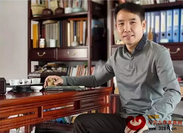 《中國傳統(tǒng)家具雜志》主編、中國家具協(xié)會傳統(tǒng)家具專業(yè)委員會主席團主席 鄧雪松 《中國傳統(tǒng)家具雜志》主編、中國家具協(xié)會傳統(tǒng)家具專業(yè)委員會主席團主席 鄧雪松