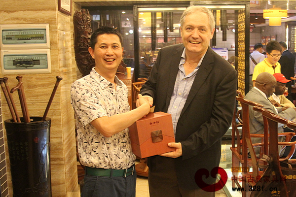 國禮由紅古軒總經(jīng)理吳赤宇代表贈予達瑞爾·斯瓦尼普主席