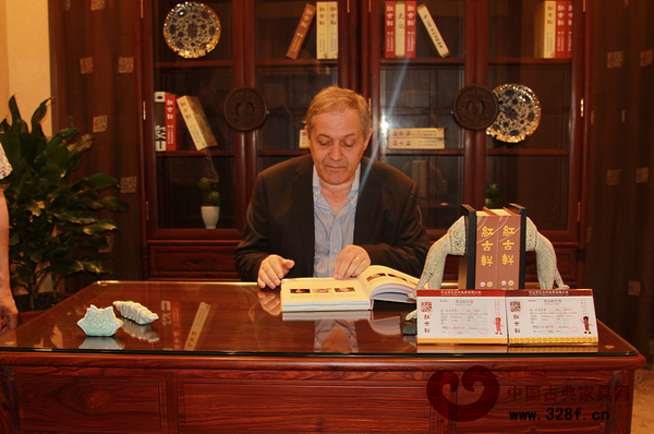 達瑞爾·斯瓦尼普主席賞中國紅木家具，賞中國文化