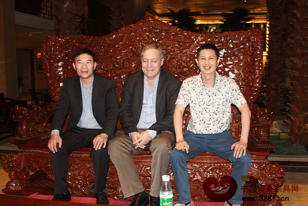 紅古軒總經(jīng)理吳赤宇（左）與達瑞爾·斯瓦尼普主席（中）于紅古軒鎮(zhèn)店之寶留影，該作品為廣東省級非物質(zhì)文化珍品