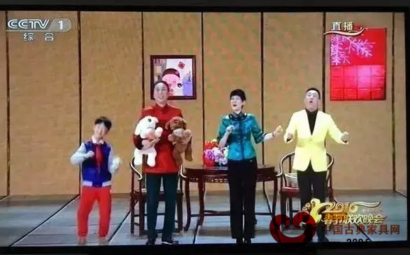2016央視猴年春晚的第1個語言節(jié)目《快樂老爸》中紅木圈椅與紅木圓臺在熒幕上精彩亮相