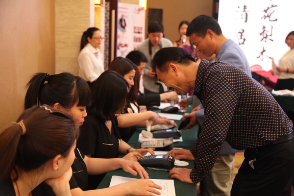 訂貨會(huì)現(xiàn)場(chǎng)，經(jīng)銷商踴躍訂貨