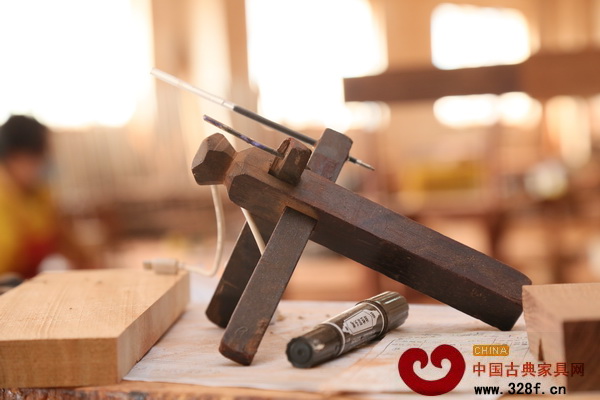 古老的畫線工具,區(qū)氏臻品的工匠們叫他做“飛機(jī)” 古老的畫線工具,區(qū)氏臻品的工匠們叫他做“飛機(jī)”
