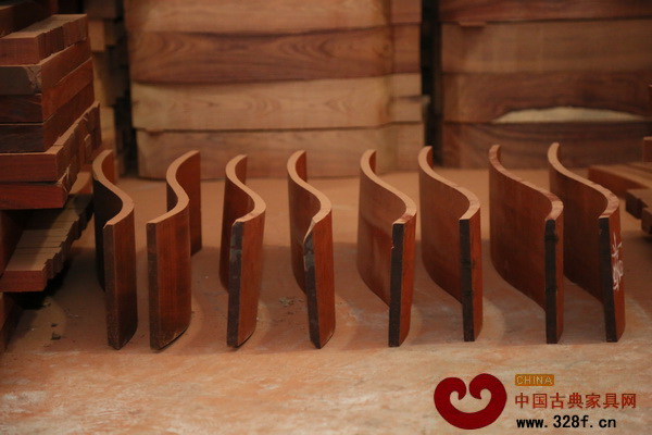 區(qū)氏臻品小葉紫檀開(kāi)料師傅,將木料開(kāi)出了一種藝術(shù)之美 區(qū)氏臻品小葉紫檀開(kāi)料師傅,將木料開(kāi)出了一種藝術(shù)之美