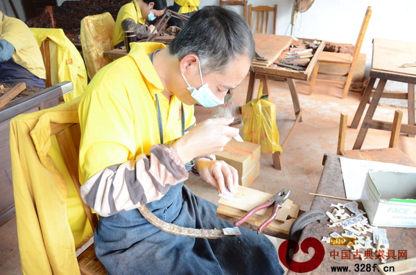 這些字都是工匠耐心用鎪弓子一個(gè)個(gè)鋸出來(lái)的 這些字都是工匠耐心用鎪弓子一個(gè)個(gè)鋸出來(lái)的