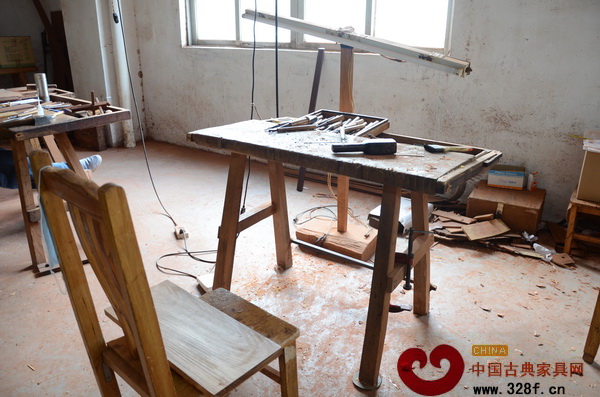 木工工作臺(tái),叫做楞,也是古老工具中的一種 木工工作臺(tái),叫做楞,也是古老工具中的一種