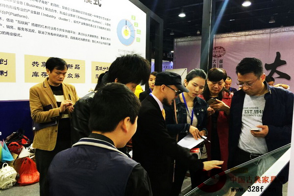 匠王紅木負責(zé)人為參會者介紹C2P商業(yè)模式 匠王紅木負責(zé)人為參會者介紹C2P商業(yè)模式