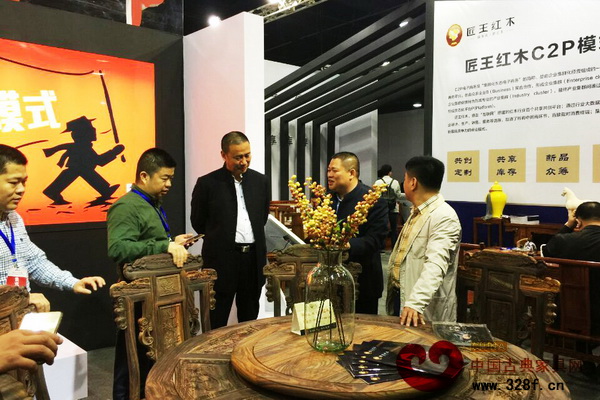 匠王紅木董事長李茂先(右二)與品牌紅木家具經(jīng)銷商聯(lián)盟主席團成員暢談C2P商業(yè)模式 匠王紅木董事長李茂先(右二)與品牌紅木家具經(jīng)銷商聯(lián)盟主席團成員暢談C2P商業(yè)模式