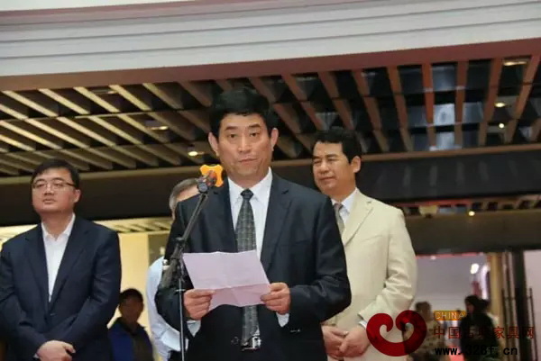 中國家具協(xié)會理事長朱長嶺在東陽紅博會開幕式上致辭