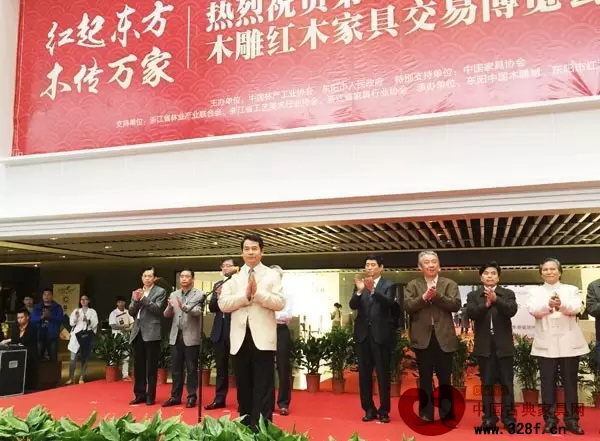 中國林業(yè)產(chǎn)業(yè)聯(lián)合會副會長兼秘書長、中國林產(chǎn)工業(yè)協(xié)會執(zhí)行會長王滿宣布東陽紅博會開幕