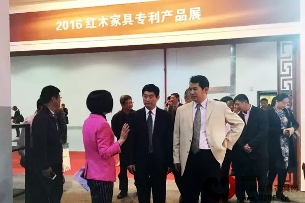 開幕式后，中國林業(yè)產(chǎn)業(yè)聯(lián)合會副會長兼秘書長、中國林產(chǎn)工業(yè)協(xié)會執(zhí)行會長王滿（右一），中國家具協(xié)會理事長朱長嶺（右二）參觀展館
