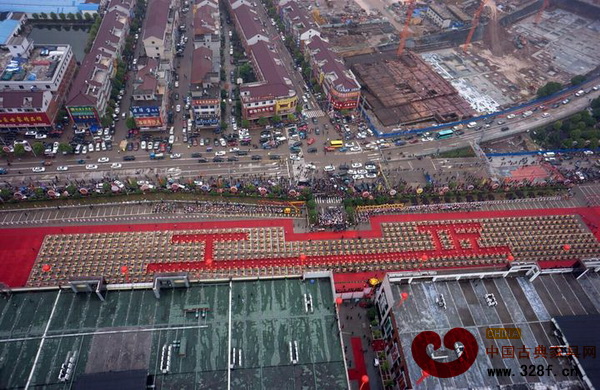 千名木工、千名刮磨工、千名雕刻工在東陽市花園紅木家具城廣場上，一起展示了傳統(tǒng)紅木家具的榫卯、雕刻及刮磨制作工藝場面壯觀