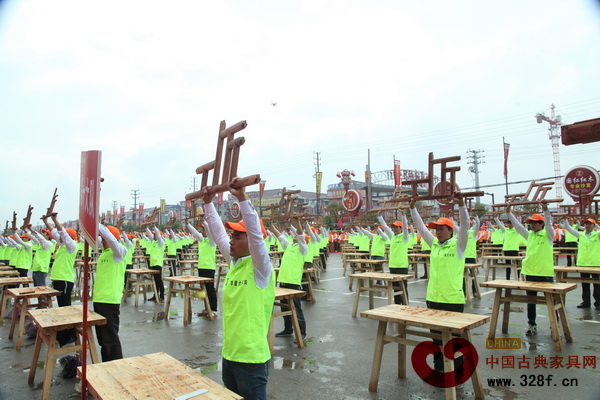 千名工匠手舉木雕“工匠”二字，齊喊“工匠精神，花園傳承”口號