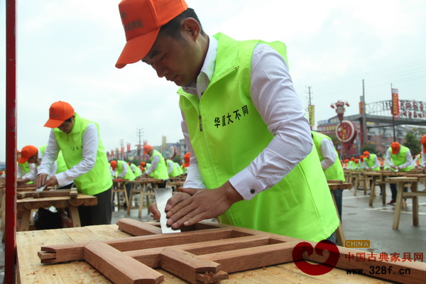 參與表演的木工師傅正在專注刮磨