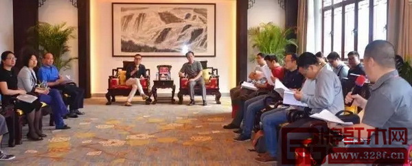 采編人員與大涌鎮(zhèn)黨委書記黃紅全(右)、紅博城策劃總監(jiān)陳邇(左)進(jìn)行面對(duì)面交流 采編人員與大涌鎮(zhèn)黨委書記黃紅全(右)、紅博城策劃總監(jiān)陳邇(左)進(jìn)行面對(duì)面交流