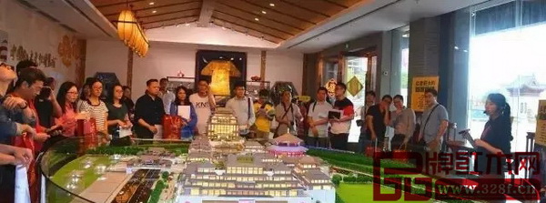 采編人員參觀紅博城項(xiàng)目的規(guī)劃建設(shè)沙盤 采編人員參觀紅博城項(xiàng)目的規(guī)劃建設(shè)沙盤