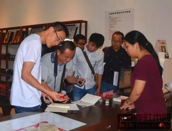 在紅木主題郵局內(nèi),采編人員紛紛在本子上蓋下印章 在紅木主題郵局內(nèi),采編人員紛紛在本子上蓋下印章