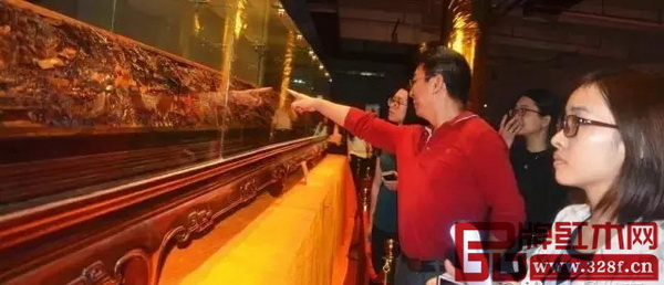 采風(fēng)團(tuán)欣賞國之瑰寶珍稀紅木雕刻作品 采風(fēng)團(tuán)欣賞國之瑰寶珍稀紅木雕刻作品