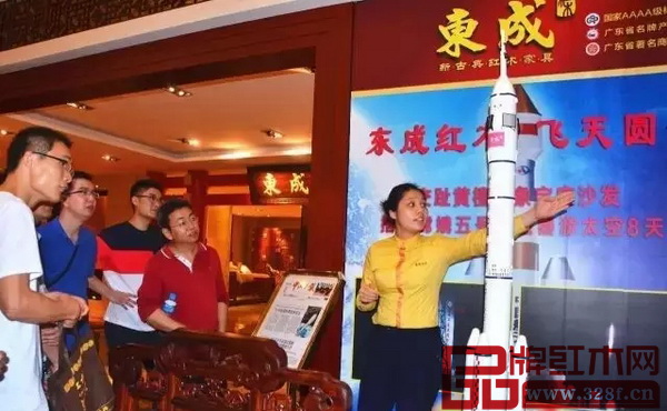 采風(fēng)團(tuán)到東成紅木進(jìn)行參觀采風(fēng)走訪 采風(fēng)團(tuán)到東成紅木進(jìn)行參觀采風(fēng)走訪