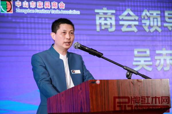 中山市家具商會(huì)會(huì)長(zhǎng)吳赤宇作報(bào)告會(huì)開幕致辭 中山市家具商會(huì)會(huì)長(zhǎng)吳赤宇作報(bào)告會(huì)開幕致辭