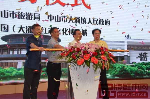 中山市政協(xié)副主席司徒偉湛(右二),中山市大涌鎮(zhèn)黨委書記、人大主席黃紅全(右一),中山市旅游局副局長董祖文(左二),紅博城董事長林孟禮共同進行推桿啟動 中山市政協(xié)副主席司徒偉湛(右二),中山市大涌鎮(zhèn)黨委書記、人大主席黃紅全(右一),中山市旅游局副局長董祖文(左二),紅博城董事長林孟禮共同進行推桿啟動