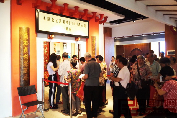 啟動儀式后,游客們自由參觀紅博城 啟動儀式后,游客們自由參觀紅博城