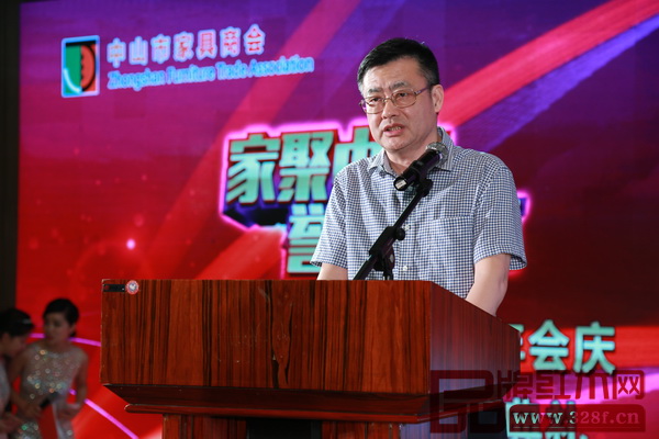 中山市委統(tǒng)戰(zhàn)部副部長、市工商聯(lián)黨組書記林春紅在臺上表達對中山市家具商會的寄望 中山市委統(tǒng)戰(zhàn)部副部長、市工商聯(lián)黨組書記林春紅在臺上表達對中山市家具商會的寄望