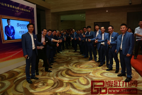 中山市家具商會將會承載著市政府領(lǐng)導(dǎo)、行業(yè)領(lǐng)導(dǎo)等祝愿,繼續(xù)實現(xiàn)中山家具產(chǎn)業(yè)走向全世界的目標(biāo) 中山市家具商會將會承載著市政府領(lǐng)導(dǎo)、行業(yè)領(lǐng)導(dǎo)等祝愿,繼續(xù)實現(xiàn)中山家具產(chǎn)業(yè)走向全世界的目標(biāo)