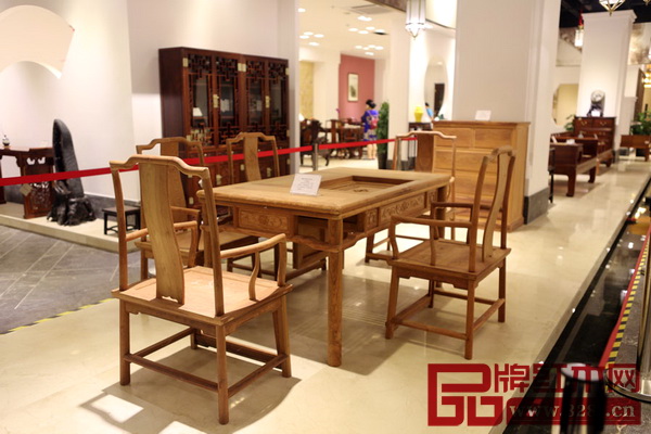 南枝紅紅木旗艦店內(nèi)展示的光身緬甸花梨明式茶臺(tái) 南枝紅紅木旗艦店內(nèi)展示的光身緬甸花梨明式茶臺(tái)