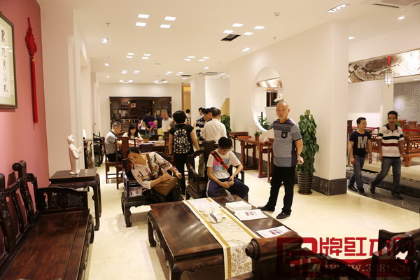 五一小長(zhǎng)假期間南枝紅紅木旗艦店內(nèi)人潮不斷 五一小長(zhǎng)假期間南枝紅紅木旗艦店內(nèi)人潮不斷