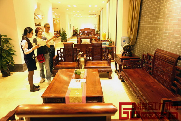 南枝紅紅木經(jīng)典款式受消費(fèi)者喜愛(ài) 南枝紅紅木經(jīng)典款式受消費(fèi)者喜愛(ài)