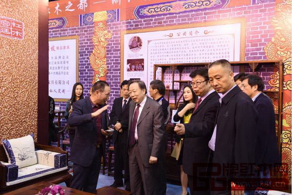 政府領(lǐng)導(dǎo)、行業(yè)學(xué)者、專家參觀了御乾堂展廳 政府領(lǐng)導(dǎo)、行業(yè)學(xué)者、專家參觀了御乾堂展廳