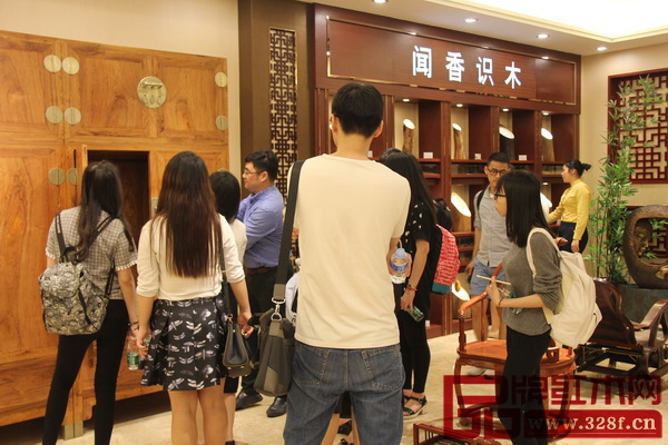 東成紅木家具保健功能展示廳開館以來,受到眾多80后、90后年輕人追捧 東成紅木家具保健功能展示廳開館以來,受到眾多80后、90后年輕人追捧