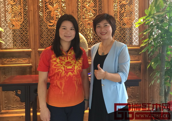 瑞昇家居、瑞杰文化總經(jīng)理饒穎(右)與奧運(yùn)會(huì)舉重冠軍陳小敏合影 瑞昇家居、瑞杰文化總經(jīng)理饒穎(右)與奧運(yùn)會(huì)舉重冠軍陳小敏合影