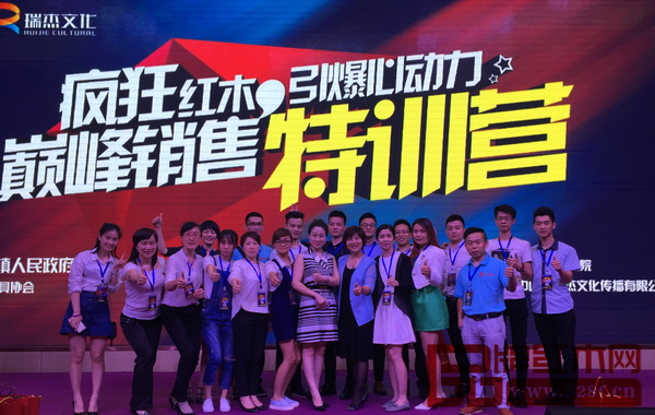 饒穎(右四)與特訓(xùn)營(yíng)助教合影 饒穎(右四)與特訓(xùn)營(yíng)助教合影