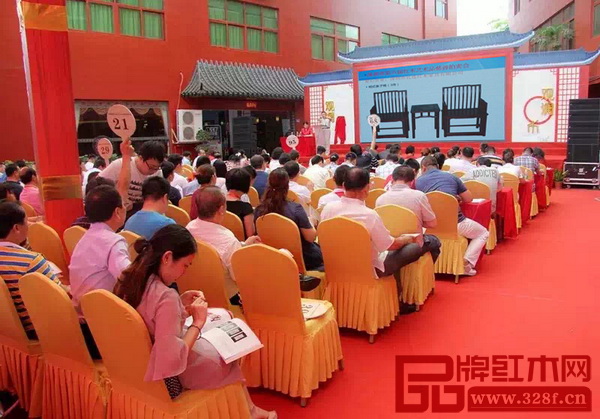 孔連紅木《明式條子椅》在拍賣會現(xiàn)場受到廣泛關(guān)注,舉牌不斷 孔連紅木《明式條子椅》在拍賣會現(xiàn)場受到廣泛關(guān)注,舉牌不斷