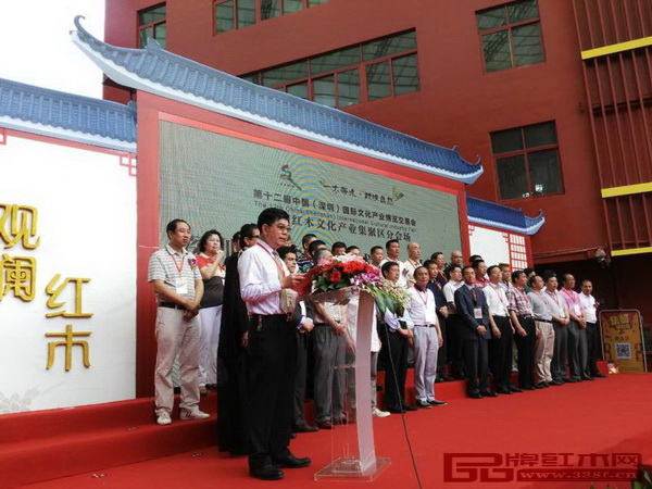 深圳市紅木文化藝術(shù)協(xié)會會長、深發(fā)紅木董事長張祝林發(fā)表講話，他表示深圳紅木家具企業(yè)正在進行產(chǎn)品升級，從“制造”向“創(chuàng)造”邁進